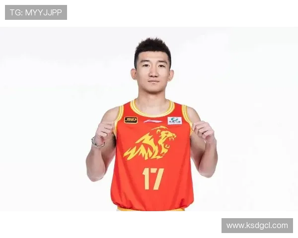 CBA赛场孙铭徽接球瞬间出手正面三分稳稳命中空心穿网点燃全场激情