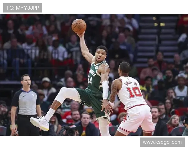 字母哥本赛季全面爆发得分助攻命中率均创生涯新高火力全开表现惊艳